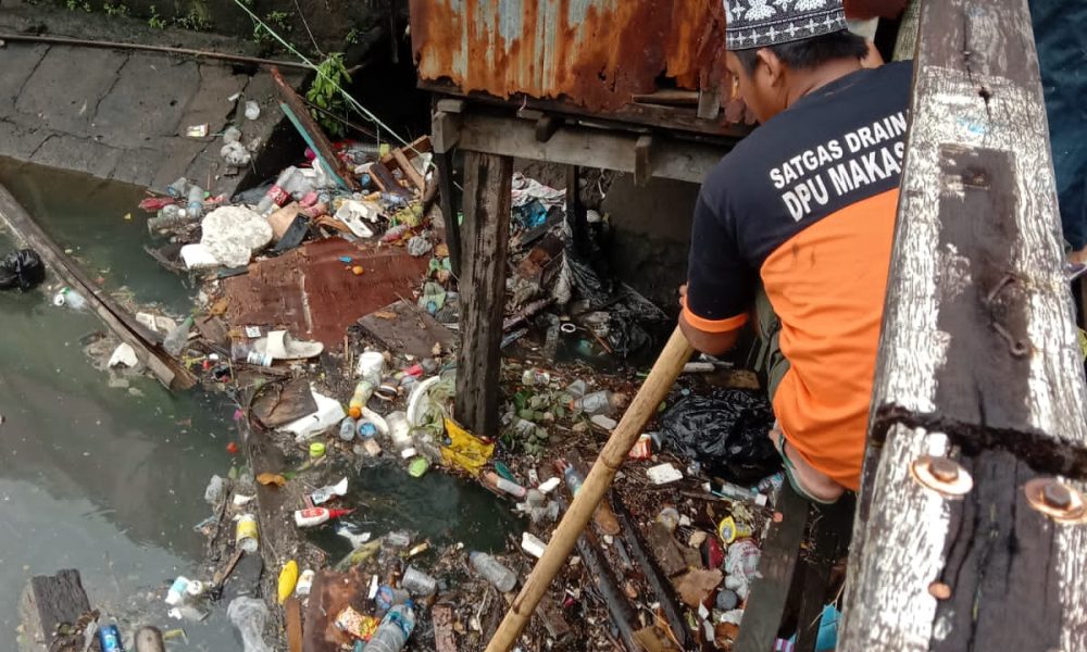 Antisipasi Sumbatan Aliran Air Satgas DPU Makassar Keruk Drainase