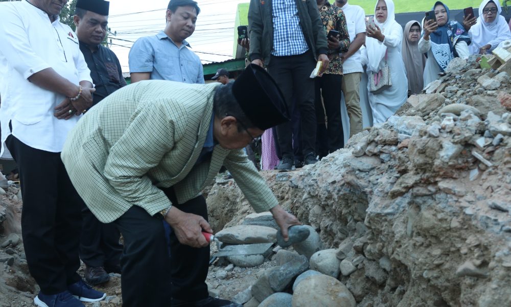 Judas Amir Letakkan Batu Pertama Pembangunan Masjid Nurul Iman Ujung Jari