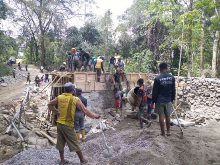 Agar Konstruksi Kuat Pengecoran Lantai Jembatan Salowarani Mulai