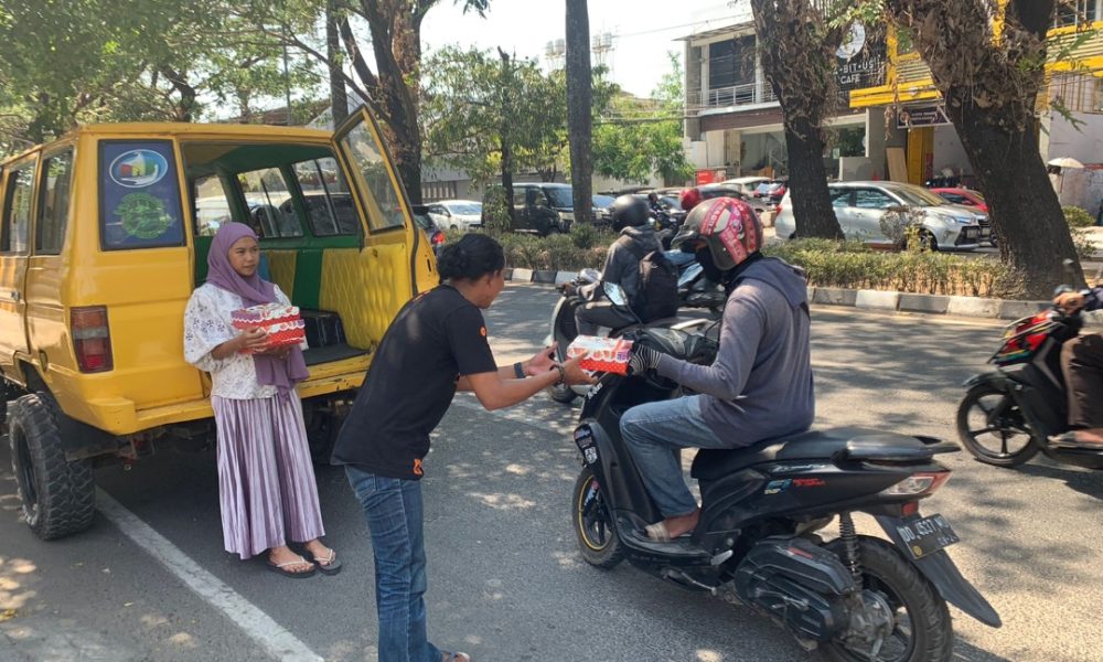 Irma Weaver Foundation Bagi Bagi Nasi Kotak Di Jalan Hertasning Ujung