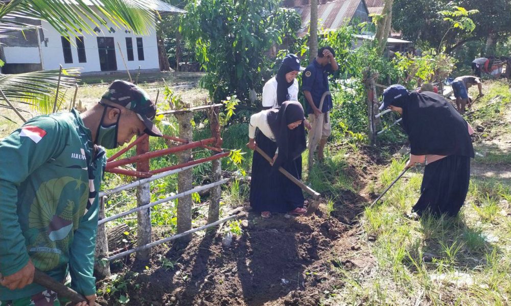 Karya Bhakti Bersama Warga Koramil 07 Baranti Bersihkan Saluran Air