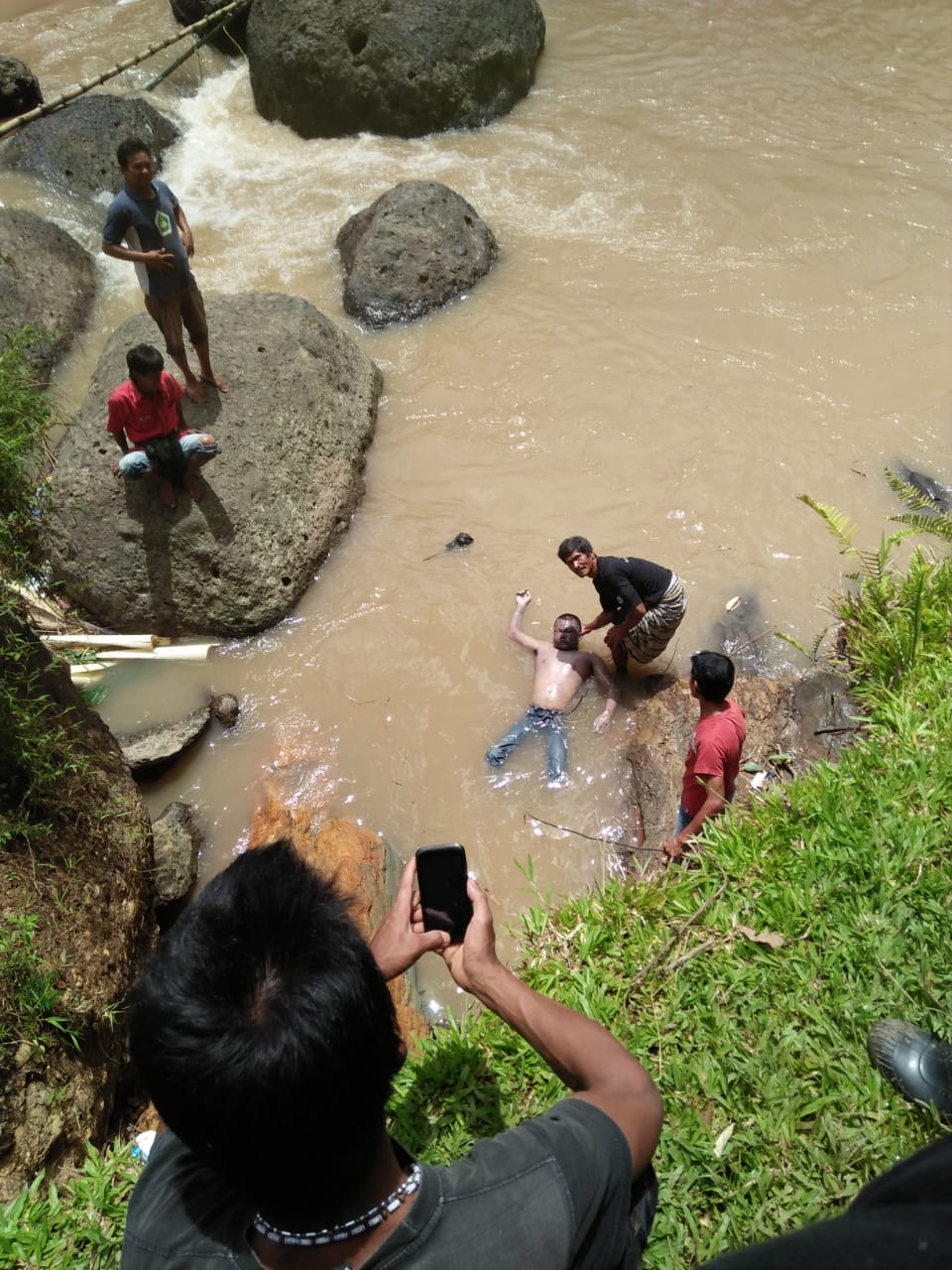 Innalillahimayat Pria Tanpa Identitas Mengambang Di Sungai Saddang Ujung Jari