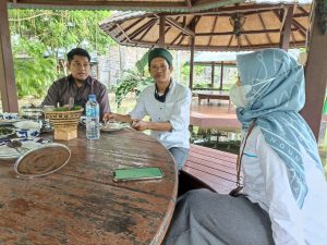 RAPAT. Ketua MPS Hasrul A Rajab bersama Ketua FKPA Gowa Hirsan Bachtiar dan Manager PLN ULP Kalebajeng Iin Trisnawati melakukan rapat persiapan camping day. (foto/ist) 