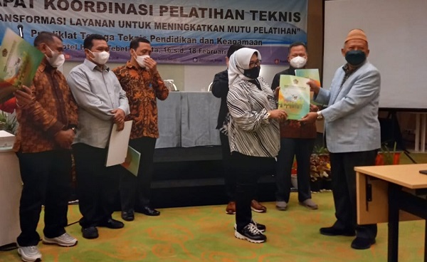 SANGAT KOMPETEN. Kepala BDK Kemenag Makassar, Hj Juhrah menerima penghargaan penjamin mutu sangat kompeten dari Pusdiklat Teknis Pendidikan Agama dan Keagamaan