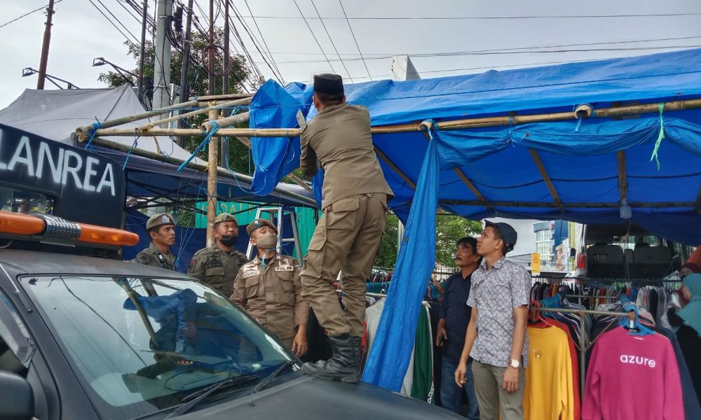 Satpol Pp Bongkar Lapak Penjual Pakaian Pedagang Pasrah Kasi Trantib