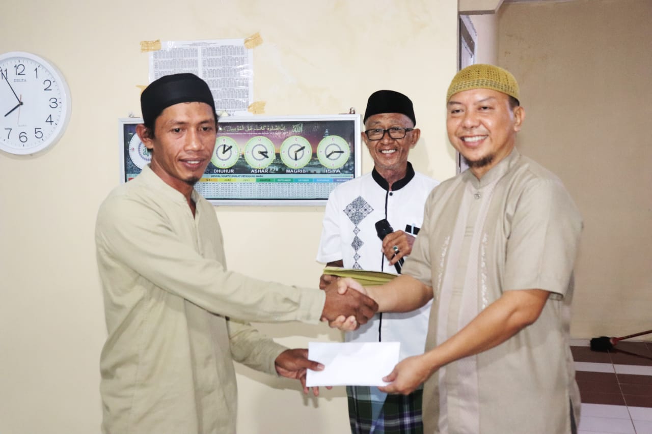 Basli Ali Tarawih Dan Serahkan Bantuan Di Masjid Nurul Yaqin Pulau