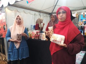 Para pelaku usaha di arena Bazzar Kuliner UMKM BM IV di hutan pinus Malino. (foto/sar) 