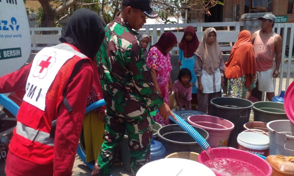 Warga Kesulitan Air Bersih Babinsa Desa Ujung Baji Bantu Distribusi Air Bersih Ujung Jari