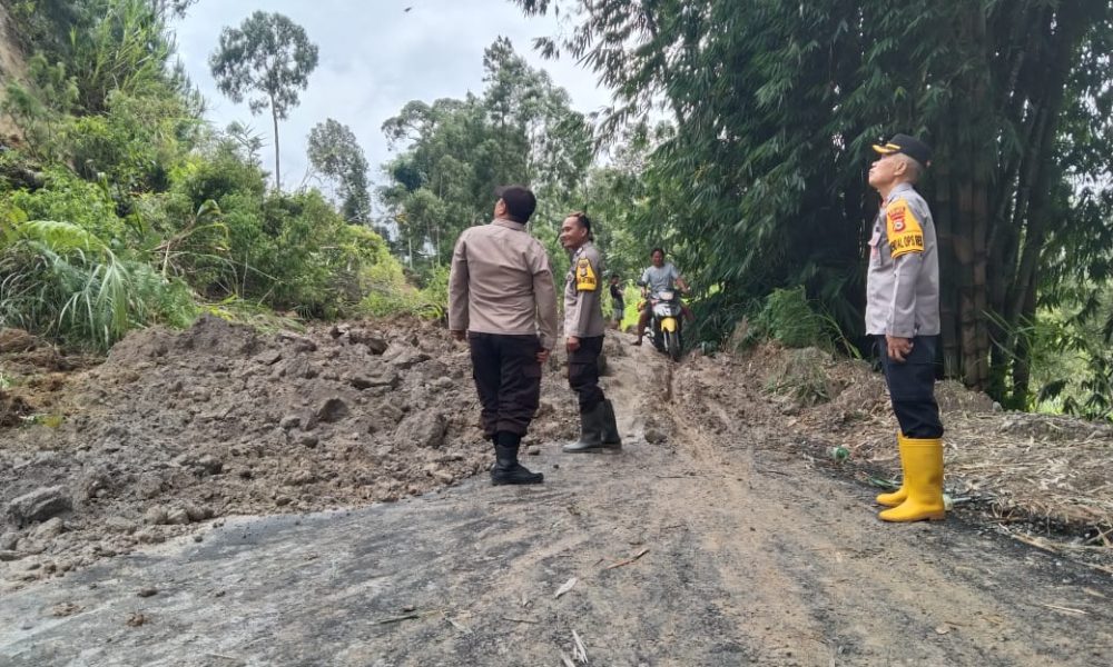 Polres Tator Pasang Rambu-Rambu Dan Police Line Longsor Poros Bittuang ...